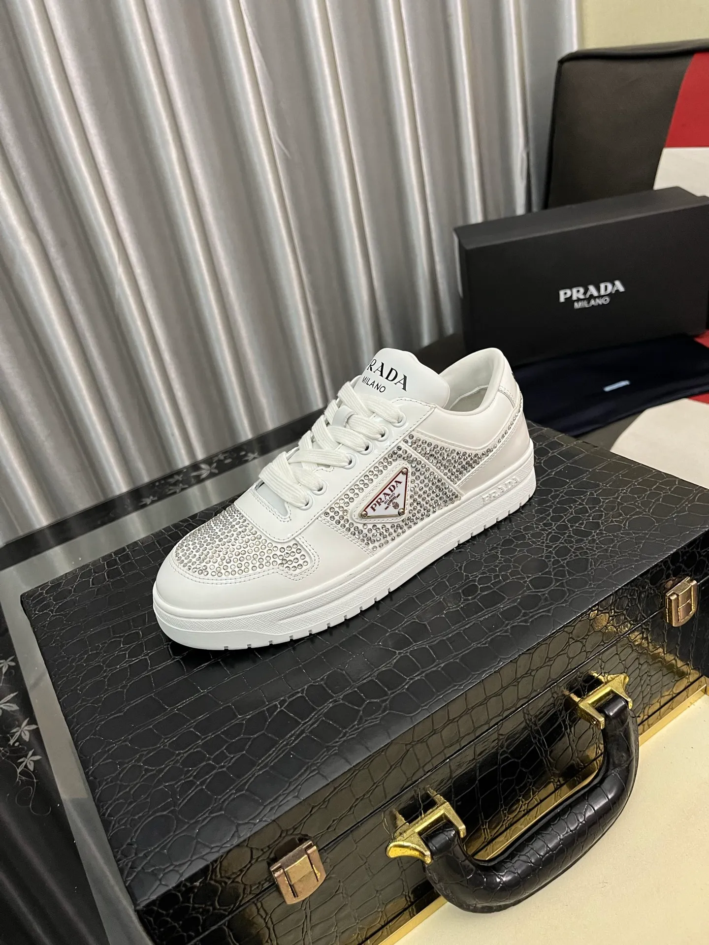Men's shoes 💰680⌚️⌚️【PRADA】Prada - high-end quality original order 🔍🔍🔍casual sports shoes - Upper: 🔝 Nappa calfskin, perforated calfskin, shoe body sewn brand metal fasteners, tongue screen-printed high frequency brand logo - Lining: water-dyed cowhide - Outsole: ultra-light TPU foam rubber; two-color molded outsole -Ultra-high quality control and fine workmanship: outstanding (high-end, extravagance, class) -Size: 38-44 (45, can be customized)